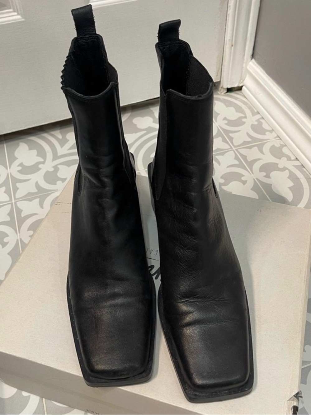 L'INTERVALLE Black Leather Square-Toe Chelsea Booties